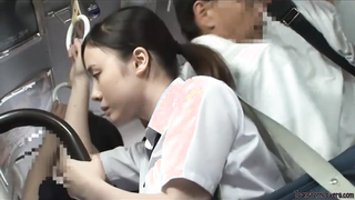Пассажир трахает японскую школьницу
